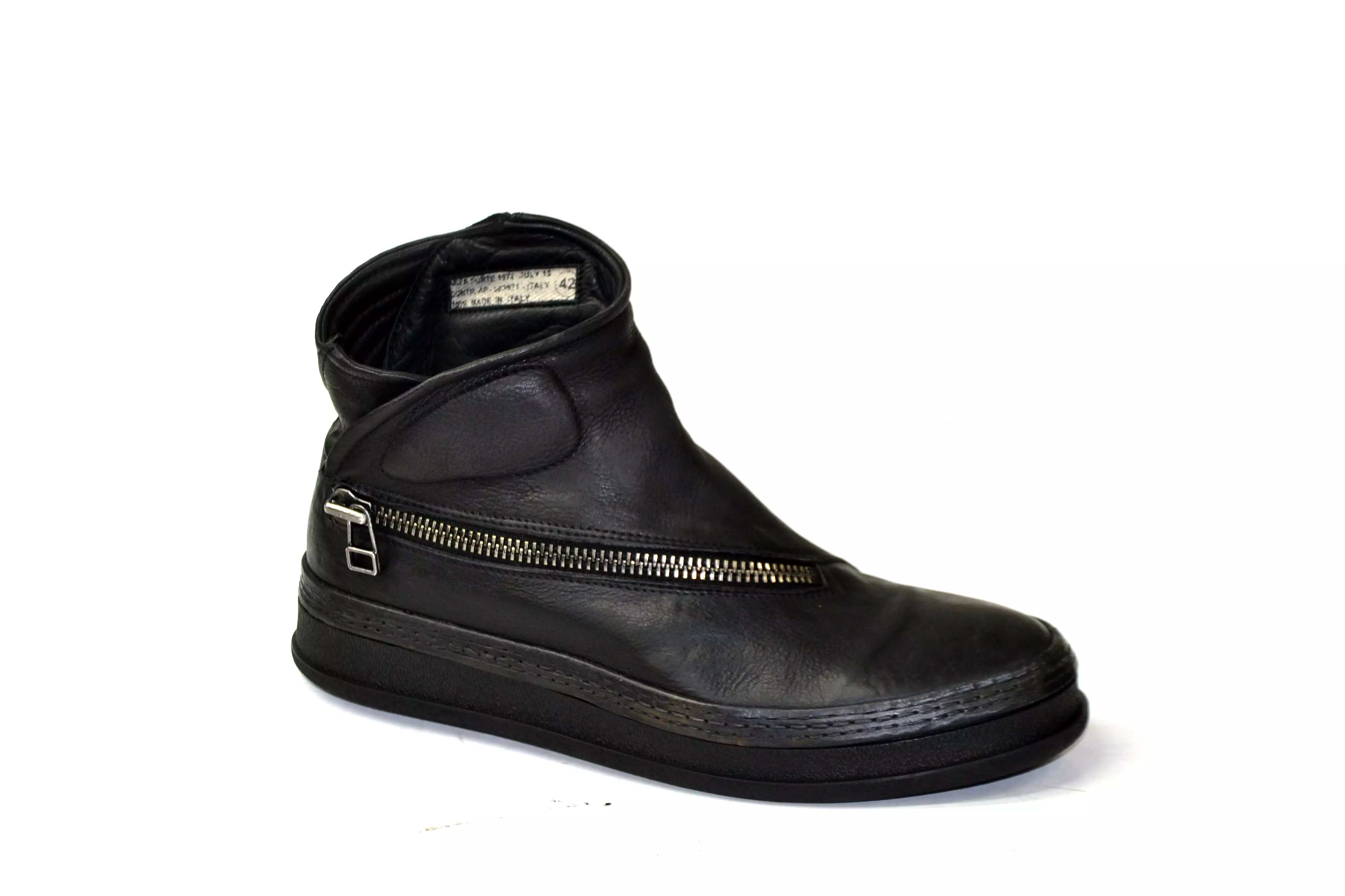 Black zip sneaker by MIKE