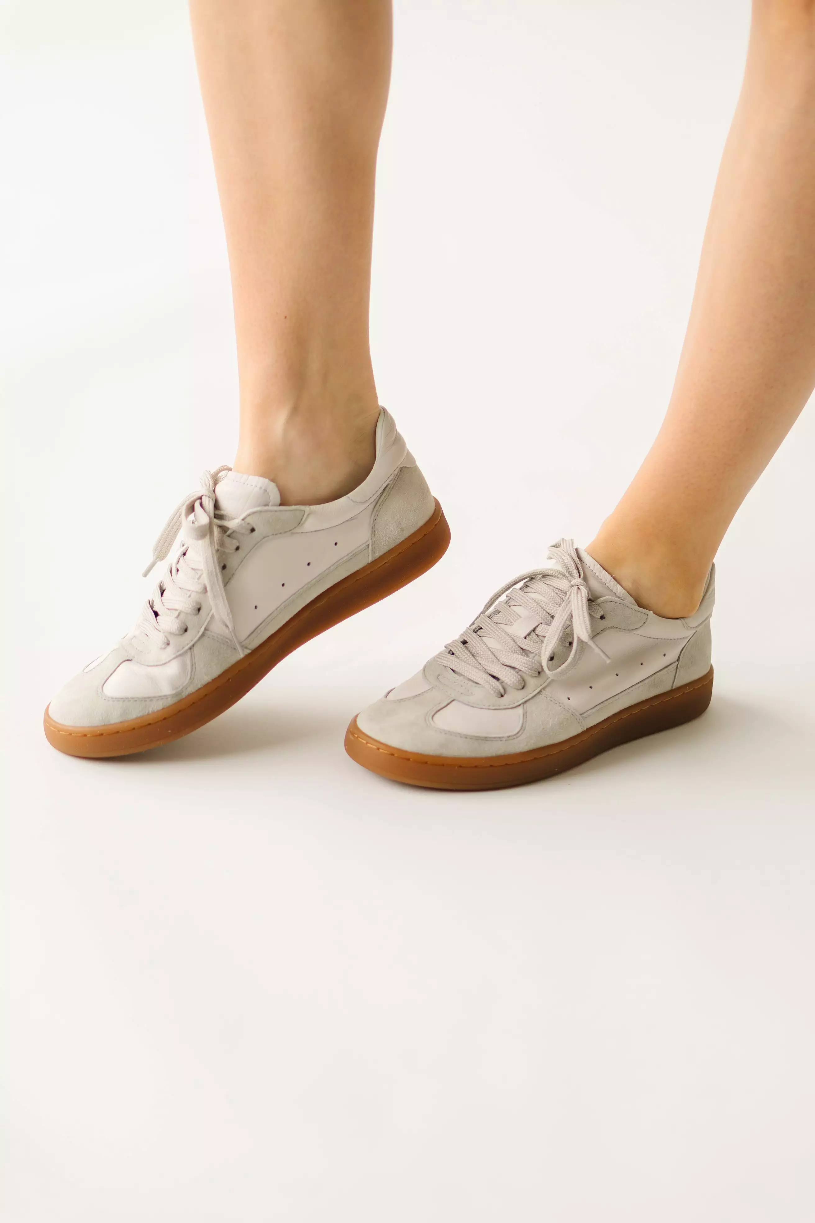 Monty Low Top Sneaker - Taupe.