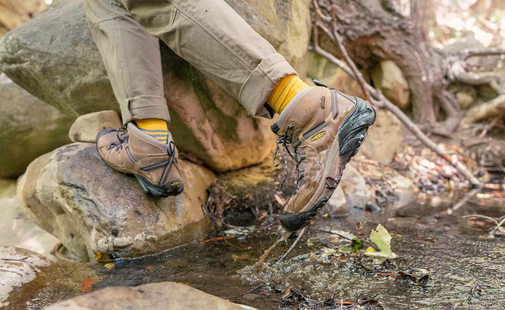 Targhee II Mid Waterproof Hiking Boots for Men - Black Olive/Yellow